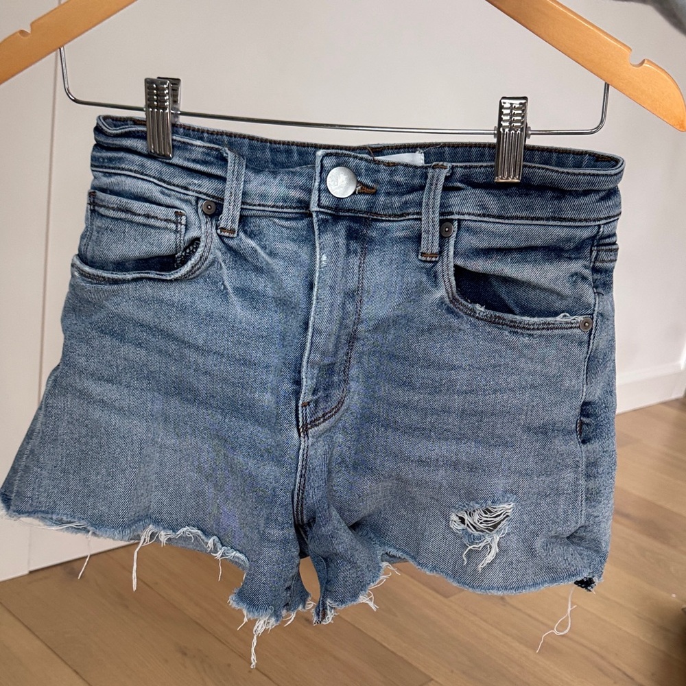 Evereve Distressed Blue Jean Shorts, 25